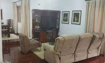 Apartamento com 4 dorm. 209m² de área util e um por andar. Localizado em rua tranquila e arborizada.