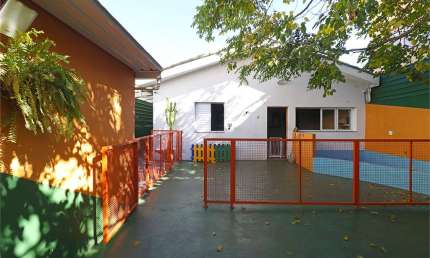 Casa comercial com renda! Casa ampla com a terreno bem amplo,