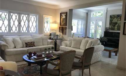 Casa à venda de 550 m² no Pacaembu com 3 suites e 4 vagas.