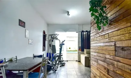 Casa à venda com 300m², 4 quartos, 1 suíte e 4 vagas.