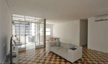 Apartamento reformado, espaçoso e iluminado de 2 dormitórios com vaga de garagem nos jardins