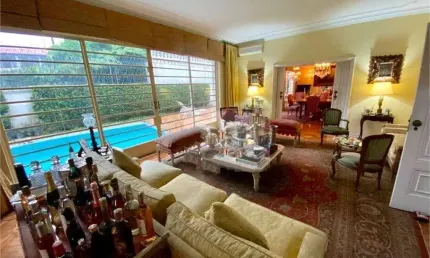 Casa em localização nobre do jardim europa. área externa com piscina e jardim.