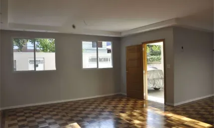 Casa térrea com 3 dormitórios, 2 vagas e piscina recém reformada no Campo Belo