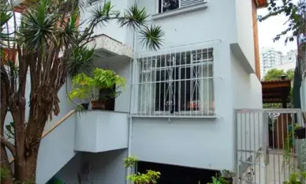 Casa na vila mariana com 3 dormitórios, uma suíte e 3 vagas na garagem.