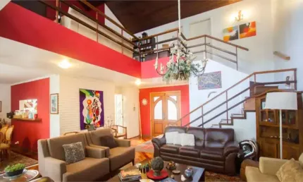 Casa com arquitetura colonial com 3 dormitórios e 2 vagas no Brooklin