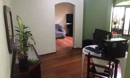 Sobrado com 3 dormitórios e 2 vagas na Saúde. Atende residencial e comercial. 290 m do metrô Saúde