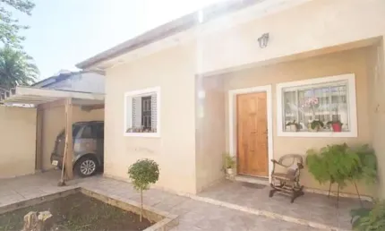 Casa à venda com 180m², 3 quartos e 2 vagas, quintal com área coberta