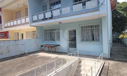 Casa com 3 dormitórios, 2 banheiros, quintal com edícula e 2 vagas na Vila Mariana.