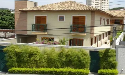 Sobrado Novo de 4 dormitórios em Condomínio Fechado. Oportunidade em um local nobre. Visite e Conheça!