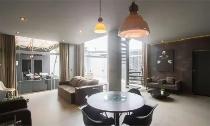 Casa à venda com 300m², 3 quartos e 2 vagas, toda reformada no Brooklin.