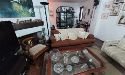 Casa com garagem automática para dois carros na Chácara Flora