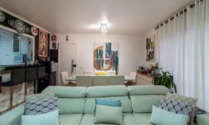 Cozinha americana com  armários planejados é integrada ao living!