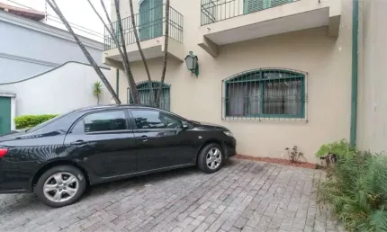 Sobrado à venda de 223 m² na Chácara Klabin com 4 dormitórios sendo 2 suítes e 4 vagas.