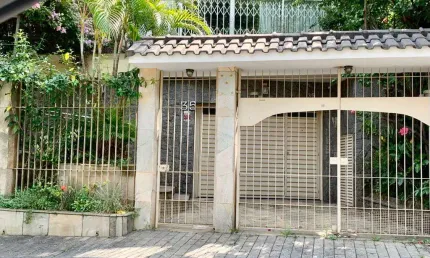 Casa à venda ótima localização em frente Praça São Francisco da Gloria! Agende uma Visita
