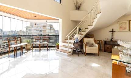 Cobertura duplex com 200m², reformada, excelente localização, 3 vagas na garagem.