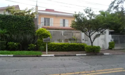 Sobrado de 300m² frente com jardim, entrada lateral para autos