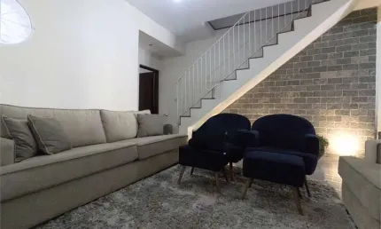 Casa com 4 dormitórios, 3 suítes, quintal, cozinha americana e solarium.