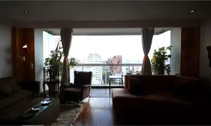Apartamento com 203 m², 4 dorm. 1 suite e 2 vagas de garagem.