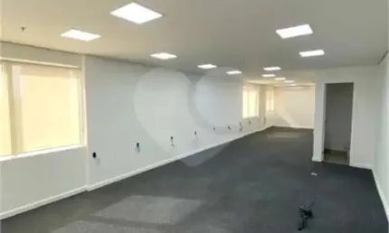 Conjunto comercial para venda e locação no Itaim Bibi de 220m² com 3 vagas e 5 banheiros.