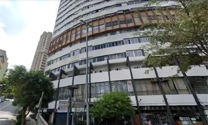 Apartamento de frente para Praça 14 Bis com 3 quartos, 1 suíte, 2 banheiros e sala ampla. Show!!