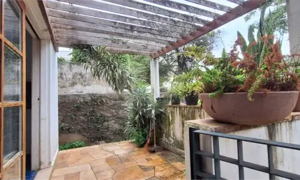 Casa a venda no Brooklin com 310 m2 de área útil. Piscina, sauna e churrasqueira!