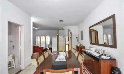 Casa no Brooklin com 3 dormitórios, 2 vagas, próximo ao metro, rua tranquila e arborizada