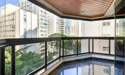 Apartamento de 03 dormitórios em higienópolis, com varanda. amplo e ensolarado.