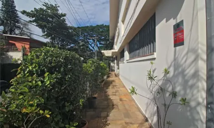 Sobrado de esquina com 4 suítes e edícula independente no Campo Belo, 450m2