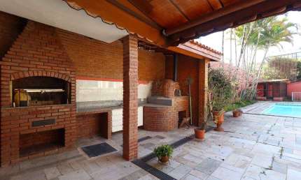 Casa de alto padrão espaçosa e bem localizada,rua fechada com portões e segurança 24 horas.