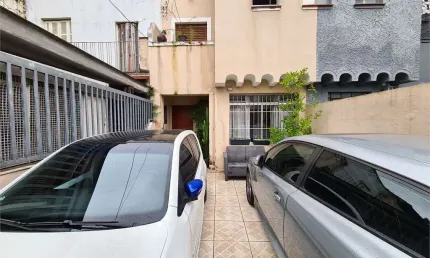Oportunidade Única na Vila Mariana – Sobrado Residencial ou Comercial para venda na Rua Pelotas