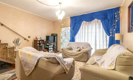 Casa de 238m² na aclimação, com sala ampla, quintal, 3 dorms e 2 vagas. localização próxima ao metrô