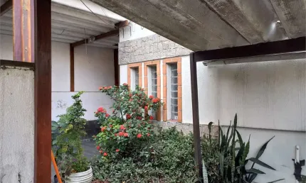 CASA COM 04 QUARTOS.01 SUÍTE, 02 VAGAS DE GARAGEM, QUINTAL COM LAZER E CHURRASQUEIRA