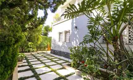 Casa de 334m² na Chácara Flora com 5 Salas, 4 Dorms, 4 Vagas e um espaçoso Quintal