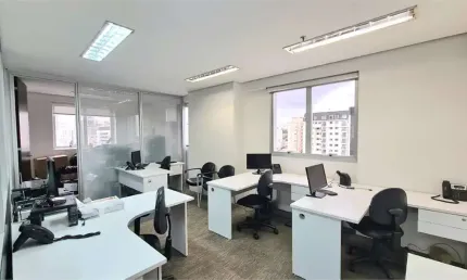 Sala comercial com 438,77m², 9 banheiros, 12 vagas, próximo ao metrô em Moema.