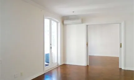 Apartamento 02 quartos, sala ampla, cozinha e área de serviço, 01 vaga