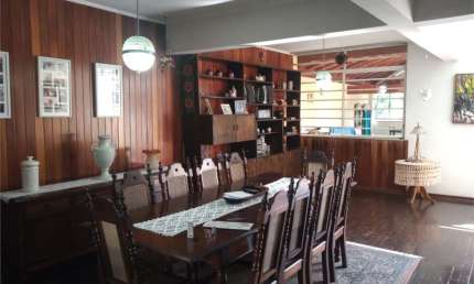 CASA TERREA COM 240M2, 03 QUARTOS 01 SUÍTE, SALA 04 AMBIENTES, COZ, PISCINA, 03 VAGAS.