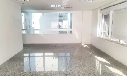 Excelente sala comercial com 93,76m² Próximo ao Shopping Pátio Paulista.