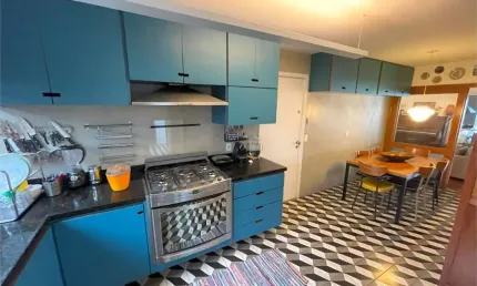 Apartamento a venda na Aclimação de 227m², 4 suítes e 4 vagas, seminovo.