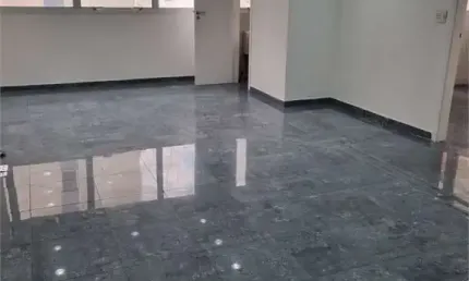 Sala Comercial recém reformada a 700 metros da estação no Paraíso