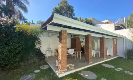 Sobrado com 3 salas, escritório, 4 suítes, piscina e 4 vagas, a venda no melhor do Morumbi