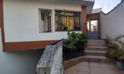 CASA ASSOBRADADA COM 02, QUARTOS, 03 VAGAS COBERTAS.