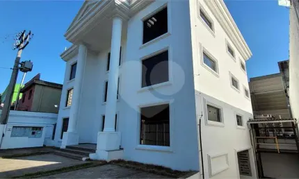 Imóvel comercial com fachada imponente, em localização privilegiada!