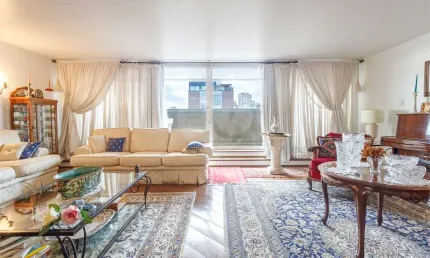 Apartamento em andar alto com varanda no Jardim América