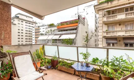Apartamento bem iluminado com ampla sacada, grandes janelas a venda!