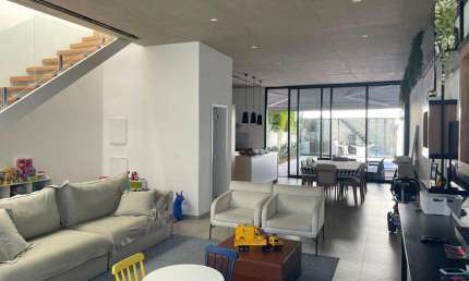 3 DORMITÓRIOS 3 SUÍTES 2 VAGAS LINDA CASA EM MOEMA REFORMADA E MODERNIZADA