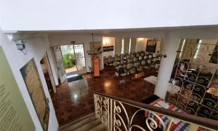 Casa comercial na Rua Cardoso de Almeida, espaço único para diversas atividades comerciais.