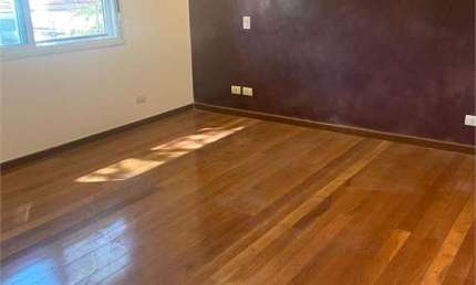 Sobrado a venda com 4 suítes, 2 vagas e 258m² em Moema