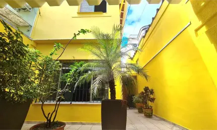 Casa  185m², 2 dormitórios, 3 banheiros, edícula completa, terraço com área de serviço, 2 vagas