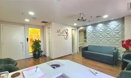 Sala comercial com 68m² 3 banheiros, montada para consultório, impecável e 2 vagas