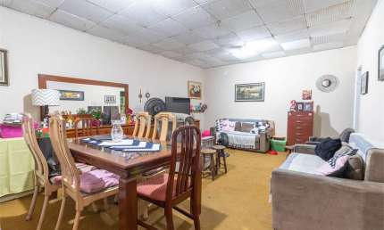 Excelente casa na Chácara Santo Antônio em ótimo ponto comercial.
